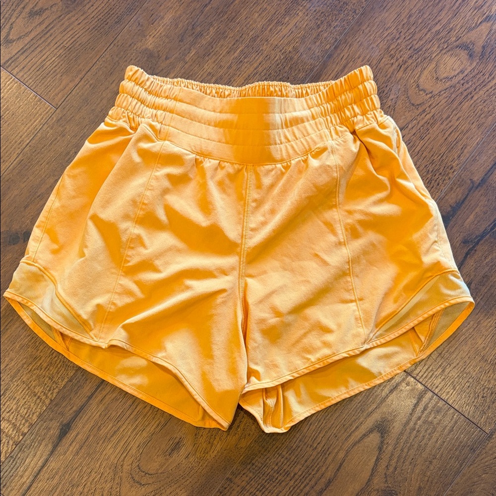 NWOT Lululemon Hotty Hot High-Rise Lined Short 4"